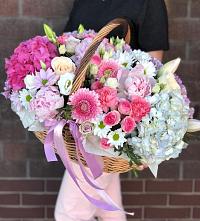 Цветочная композиция из Розы, Хризантемы, Пионы и Лизиантусы в корзине в Муром