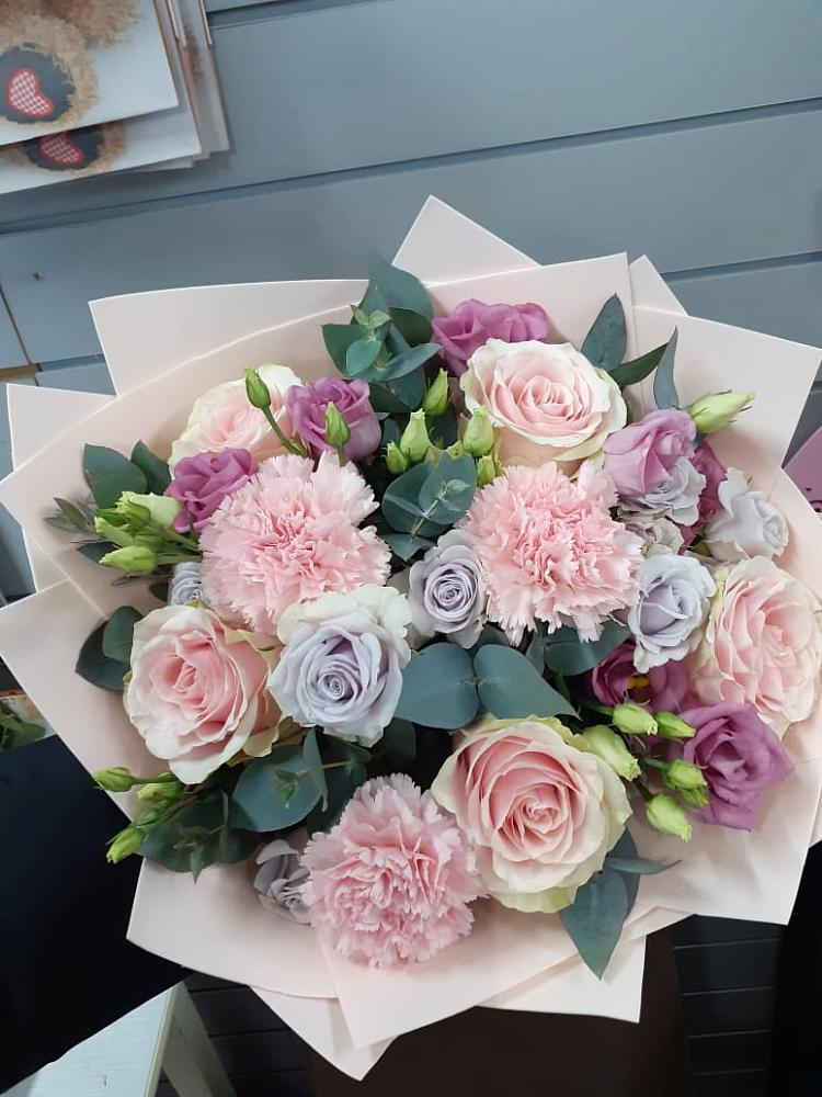 Букет цветов из: Розы, Гвоздики и Лизиантусы в Муром